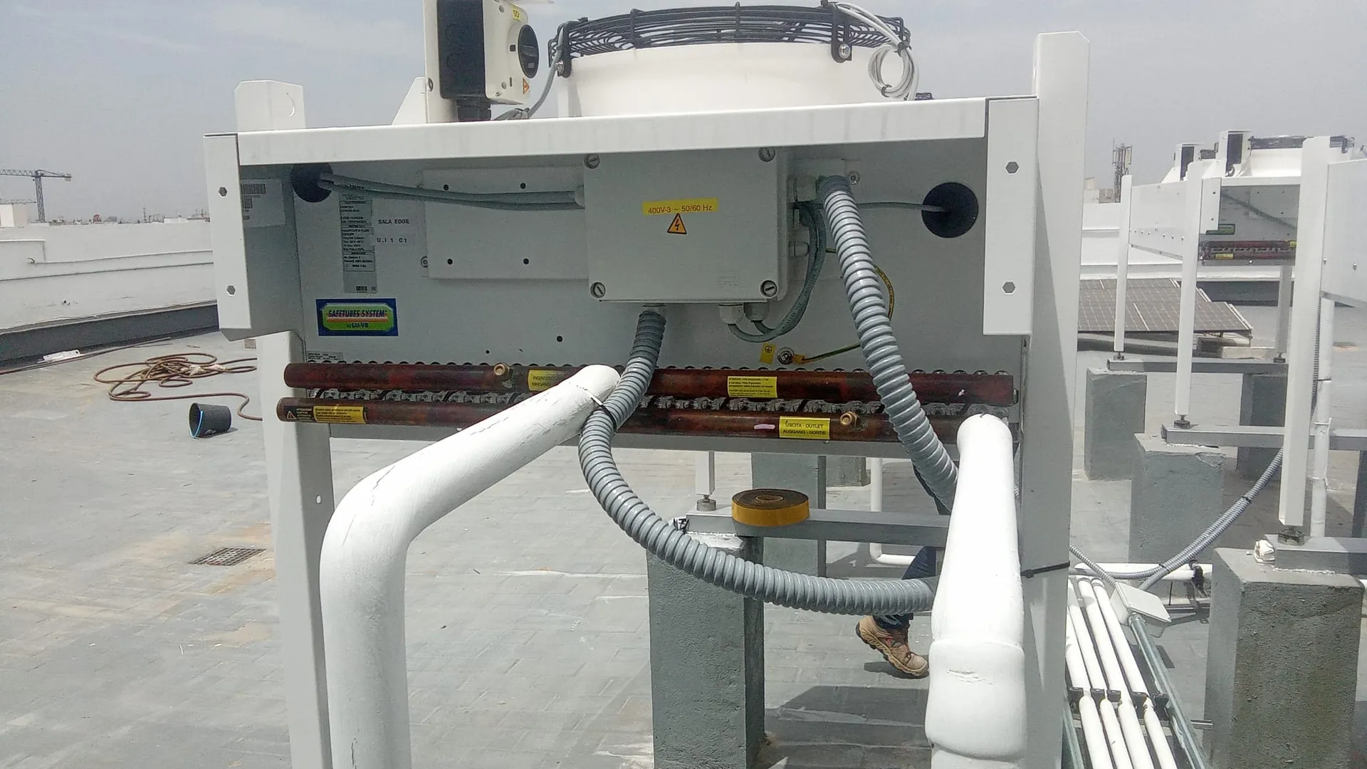 Conexión frigorífica de un equipo exterior en cubierta con tuberías aisladas y canalización eléctrica