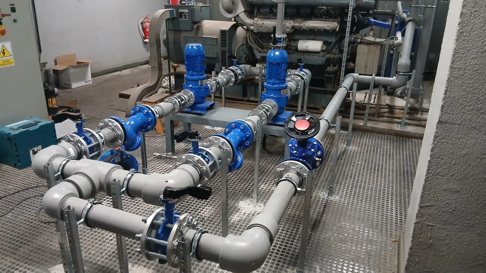 Bombas, válvulas y tuberías de la refrigeración de un grupo electrógeno