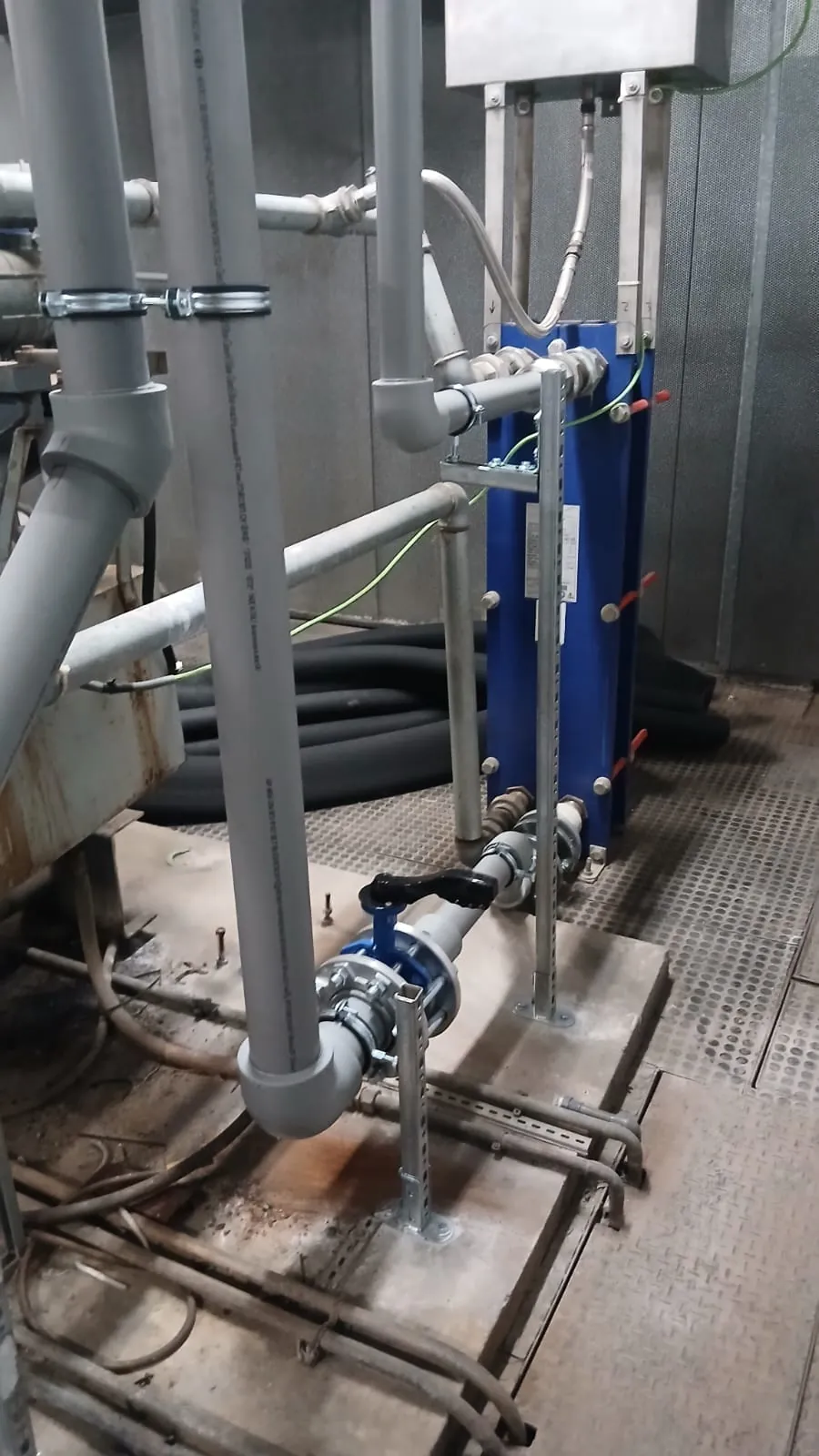 Intercambiador de placas y válvulas en la instalación de refrigeración de un grupo electrógeno